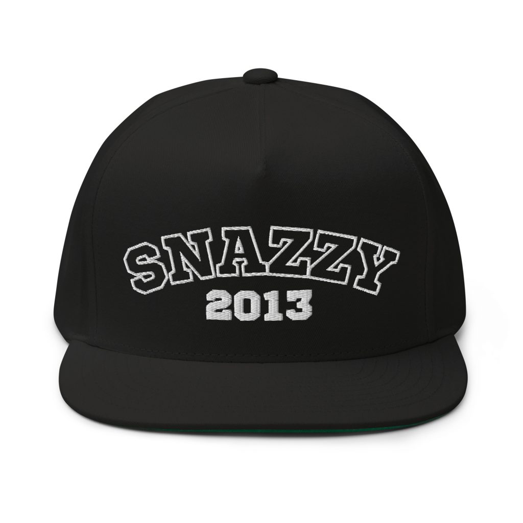 College Flat Bill Snapback Schwarz von SNAZZY CLOTHING – Vorderansicht