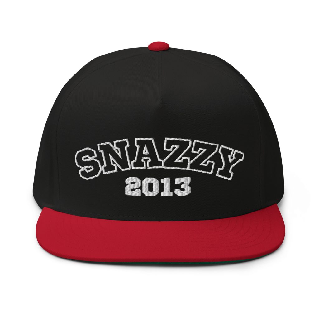 College Flat Bill Snapback Schwarz-Rot von SNAZZY CLOTHING – Vorderansicht