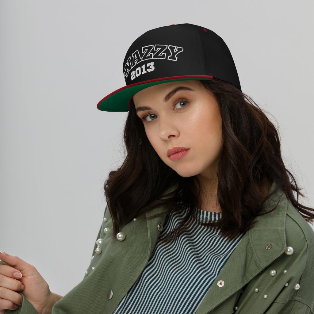 College Flat Bill Snapback Schwarz-Rot von SNAZZY CLOTHING – Vorderansicht