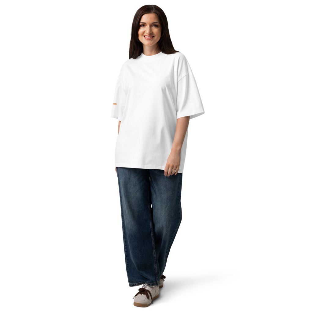 Dominate the Field Oversized T-Shirt Weiß von SNAZZY CLOTHING – Vorderansicht