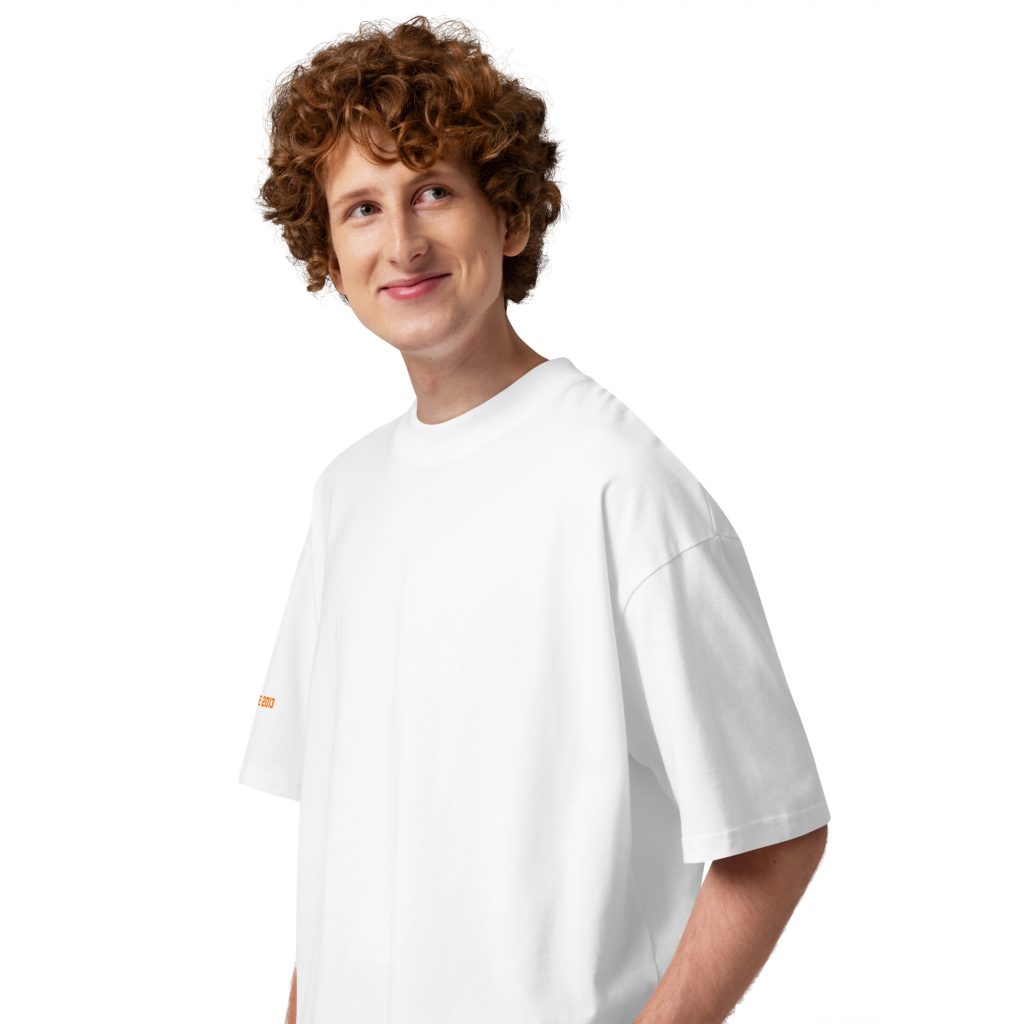 Dominate the Field Oversized T-Shirt Weiß von SNAZZY CLOTHING – Seitenansicht