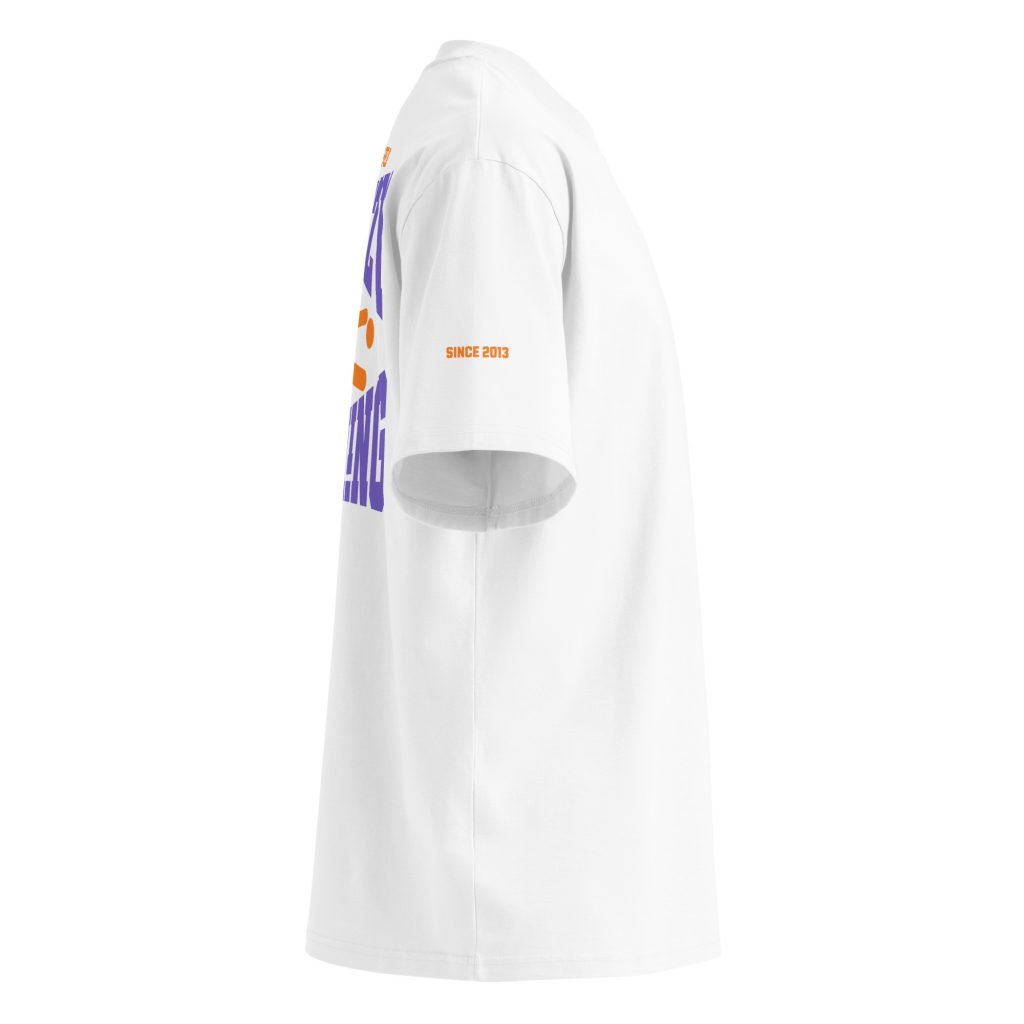 Dominate the Field Oversized T-Shirt Weiß von SNAZZY CLOTHING – Seitenansicht