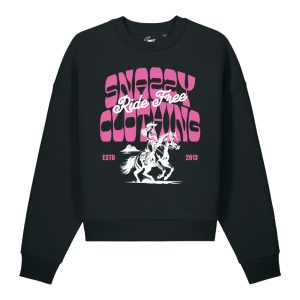Cowgirl Heavyweight Sweater Schwarz von SNAZZY CLOTHING – Vorderansicht mit Cowgirl-Print