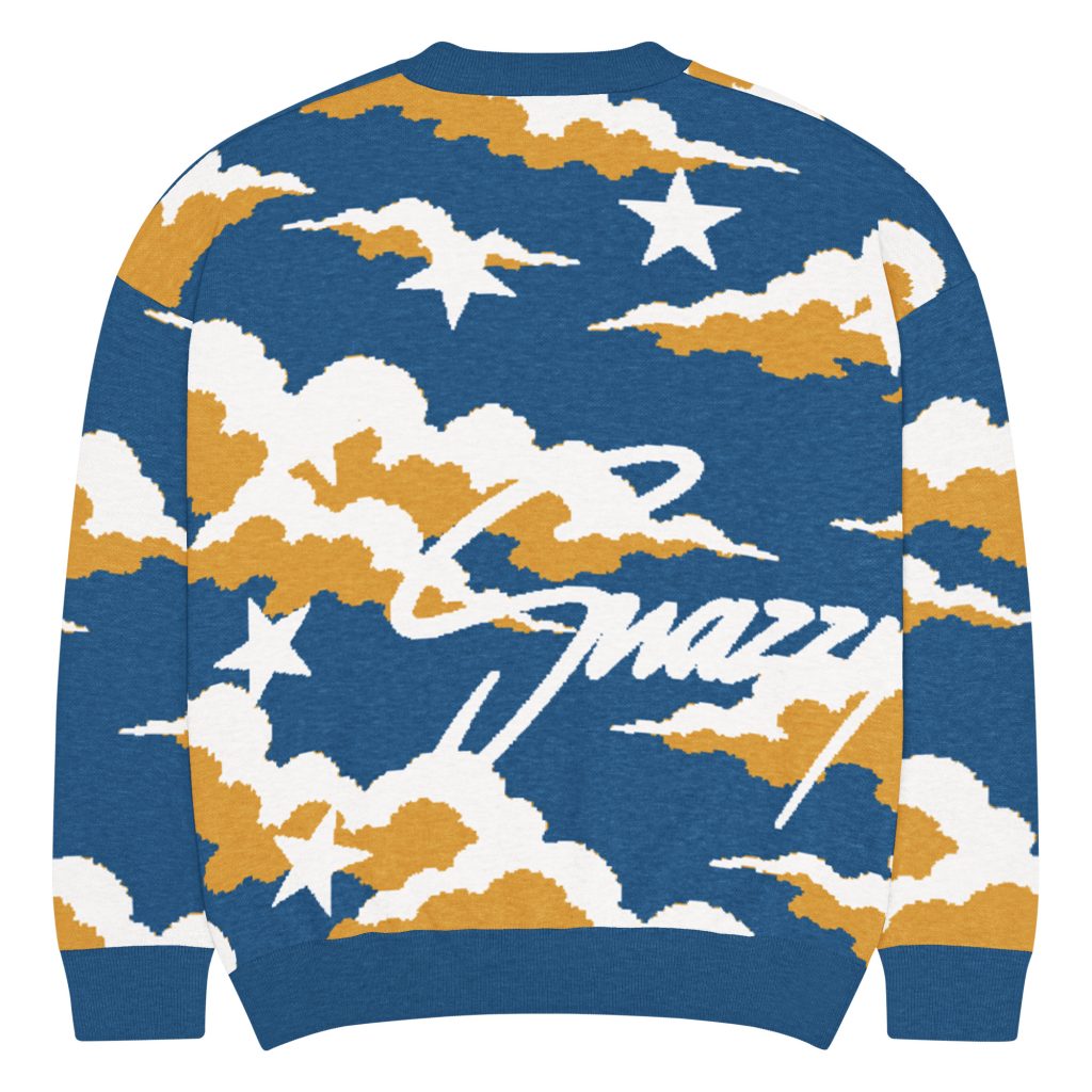 Robber Angel Knitted Crewneck Sweater Blau-Senfgelb von SNAZZY CLOTHING – Rückansicht mit Wolken und Snazzy-Schriftzug