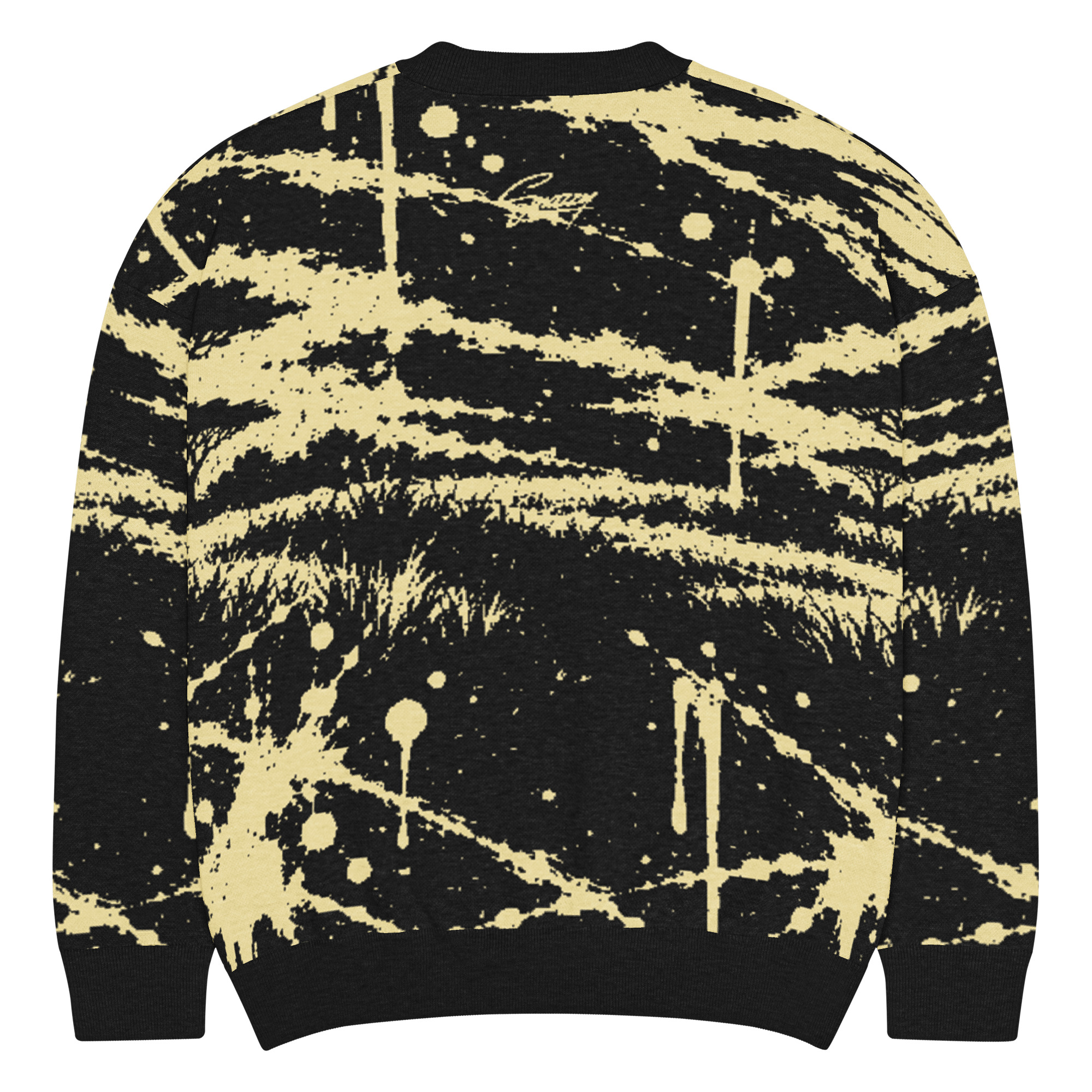 Lion Knitted Crewneck Sweater Schwarz-Sand von SNAZZY CLOTHING – Rückansicht mit Savannen-Landschaft, Gras, Spritzern und Snazzy-Schriftzug
